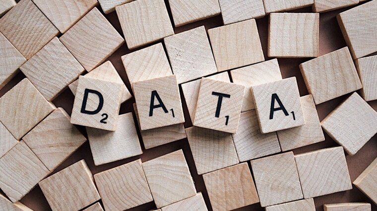 Holzklötze mit den Buchstaben DATA