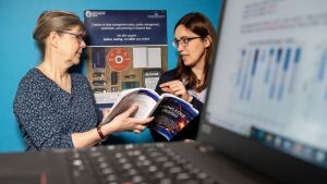 Zwei Wissenschaftlerinnen im Gespräch