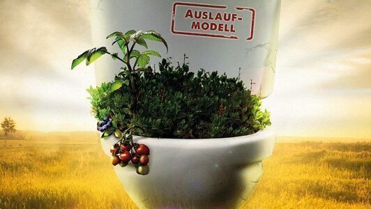 Bepflanzte Toilettenschüssel im Freien