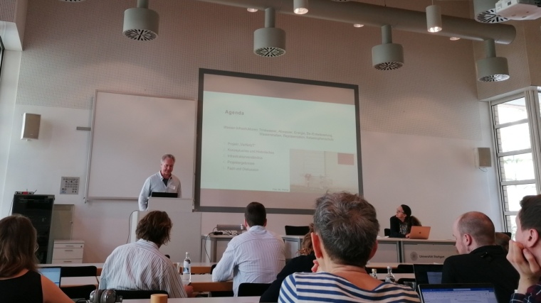 Prof. Dr. Stephan Lorenz hält einen Vortrag