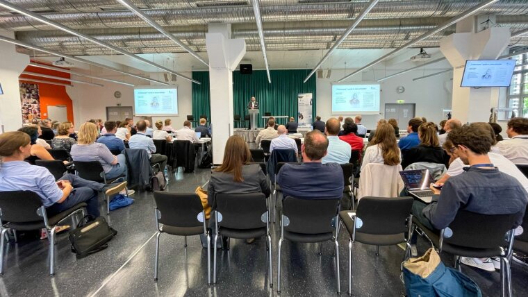 Prof. Dr. Michael Stelter hält eine Rede in der Aula der Ernst-Abbe-Hochschule Jena