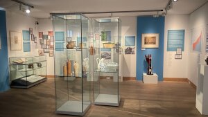 Exponate in Glasvitrinen und Informationstafeln in der Ausstellung „Wasser Marsch“ im Stadtmuseum Jena