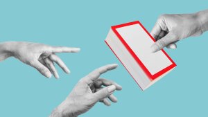 Eine Hand übergibt ein Buch an andere Hände