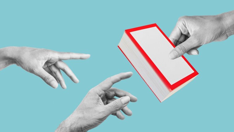 Eine Hand übergibt ein Buch an andere Hände