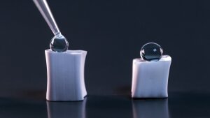 Wassertropfen werden mit einer Pipette auf einen Gegenstand aufgebracht