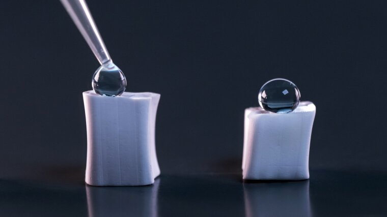 Wassertropfen werden mit einer Pipette auf einen Gegenstand aufgebracht
