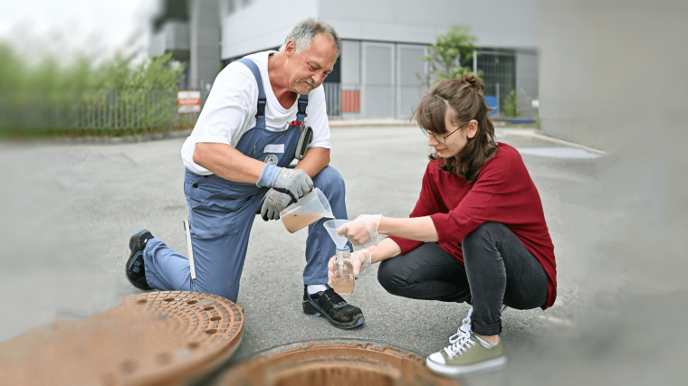 Taking a wastewater sample at Jena University Hospital