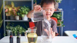Ein Kind führt ein Wasserexperiment durch