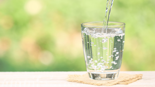 Wasser wird in ein Glas gegossen