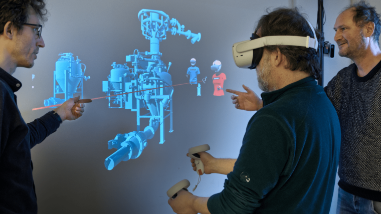 Eine Person mit Virtual Reality-Brille steht vor einer digitalen Leinwand