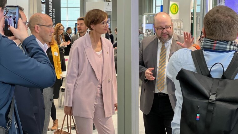 Michael Stelter und Forschungsministerin Stark-Watzinger im Gespräch auf der Hannover-Messe 2023